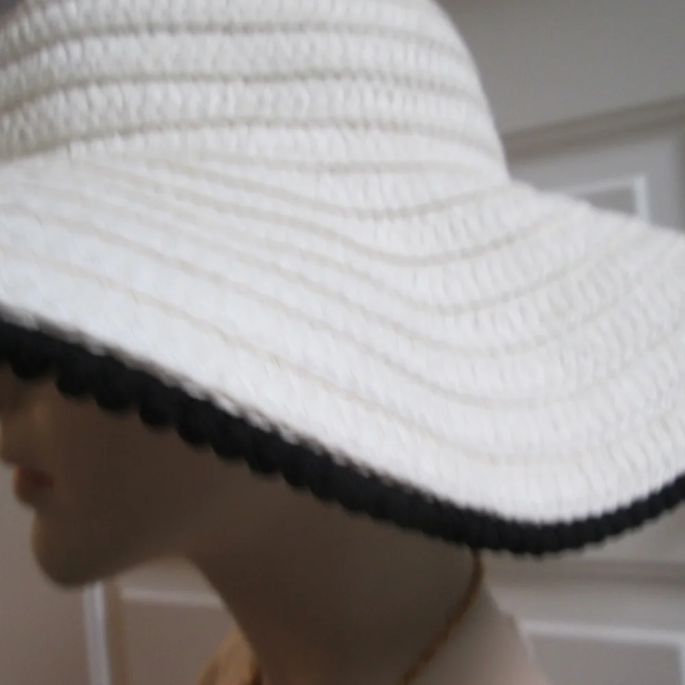 new BETSY JOHNSON white straw hat w/ ribbon - Picture 5 of 13